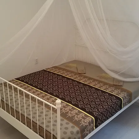 Deluxe Whiteapart