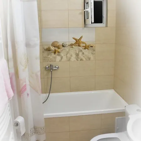 Deluxe Whiteapart